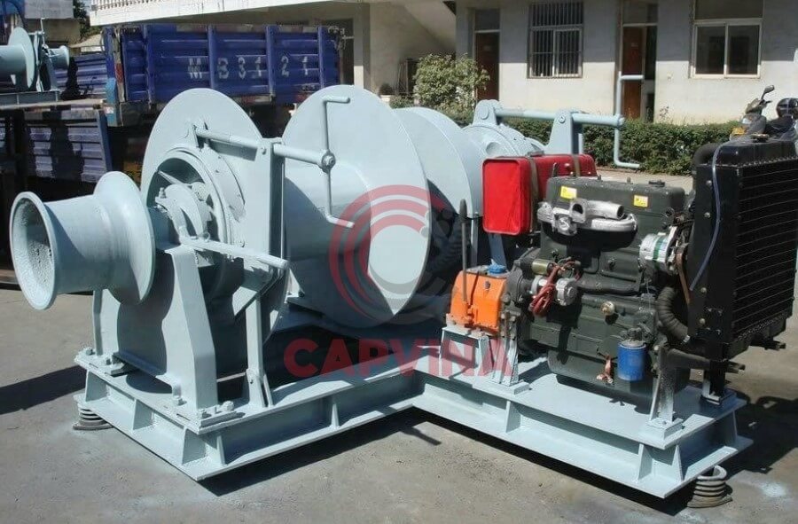 tời neo máy nổ